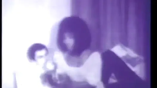 Azgın siyah beyaz orta yaşlı seksi kadın ve takma yarak dildo ile klasik üçlü grup seks (ses yok ama müzik)