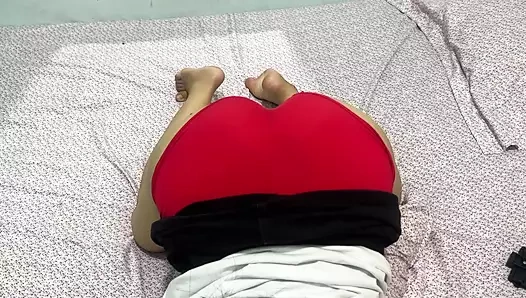 Amatör kız erkek arkadaşına ucuz bir misafir evinde sakso çekiyor