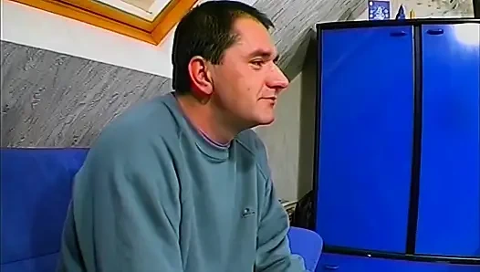 Sarışın bebek amcığını parmaklıyor ve yüzüne büyük boşalma