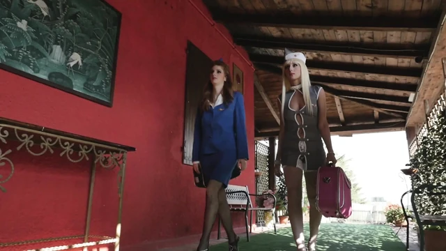 Bu iki hostes için seks oyuncakları, amcık yalama ve lezbiyen orgazmı