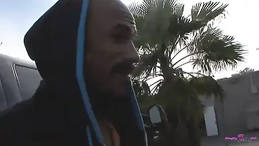 Bu ateşli kız ilk kez kalın bir büyük zenci almaya hevesli.