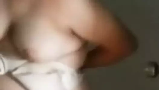 Kardeşinin doğum günü hediyesi için kendini filme alan abla