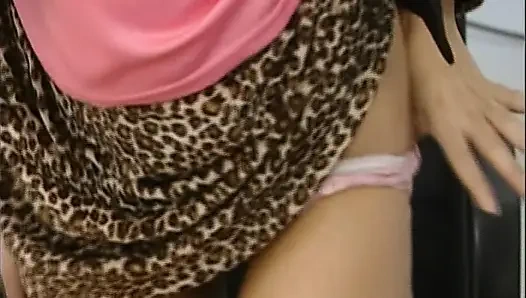 Büyük memeli esmer Alman ateşli anne kalın yarağa biniyor