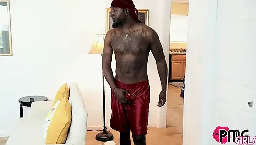 Venus Valentine büyük zenci yarağını emiyor