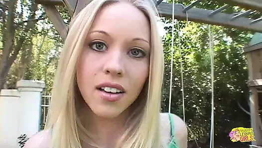 Bu lezbiyen kız takma yarakla emiyorken öğürüyor ve ağzına şapırtıyla hava alıyor