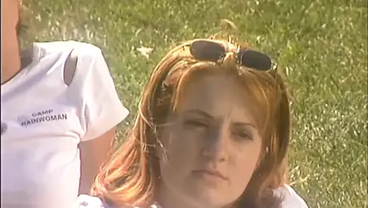 Sürtük kızlar için açık havada klasik sikiş