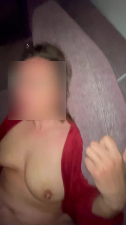 Волнующий момент от "Шведский любитель получает кримпай, волосатую киску, домашнее видео"