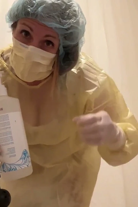 Besleyici doktor Asyalı penisi sert sağıyor