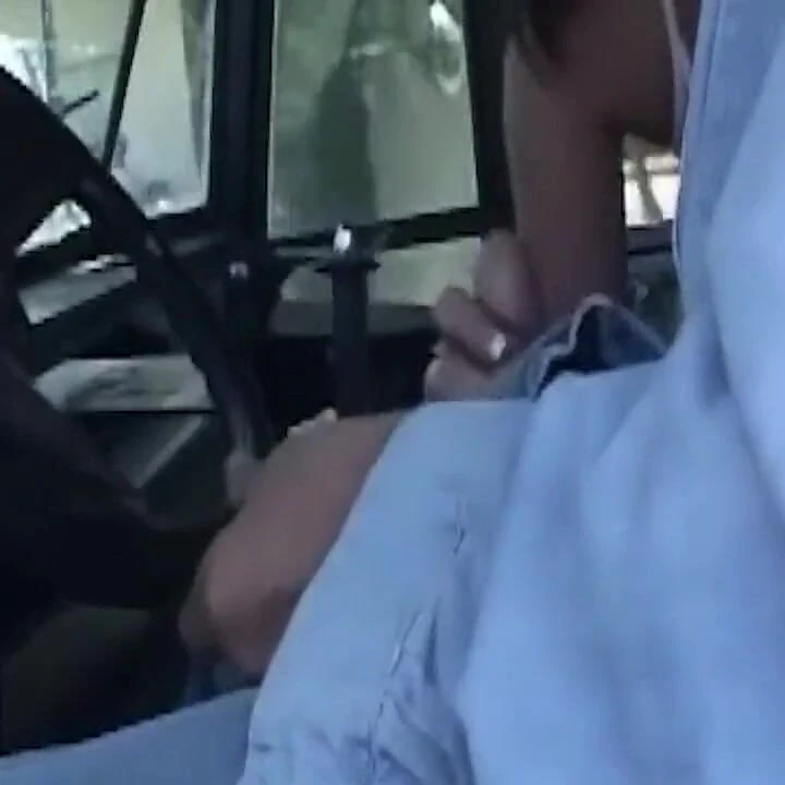 Olgun esmer vahşi yolculukta zonklayan yarakla genişliyor