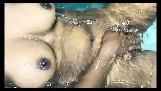 Asyalı ateşli azgın Hintli evli kız erkek arkadaşıyla sert romantik sikişiyor