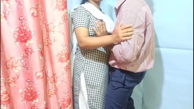 ШКОЛЬНИЦА ЗАНИМАЕТСЯ СЕКСОМ СО СВОИМ БОЙФРЕНДОМ ИЗ ДРУГОЙ ШКОЛЫ В ТРЕНЕРСКОМ ЦЕНТРЕ