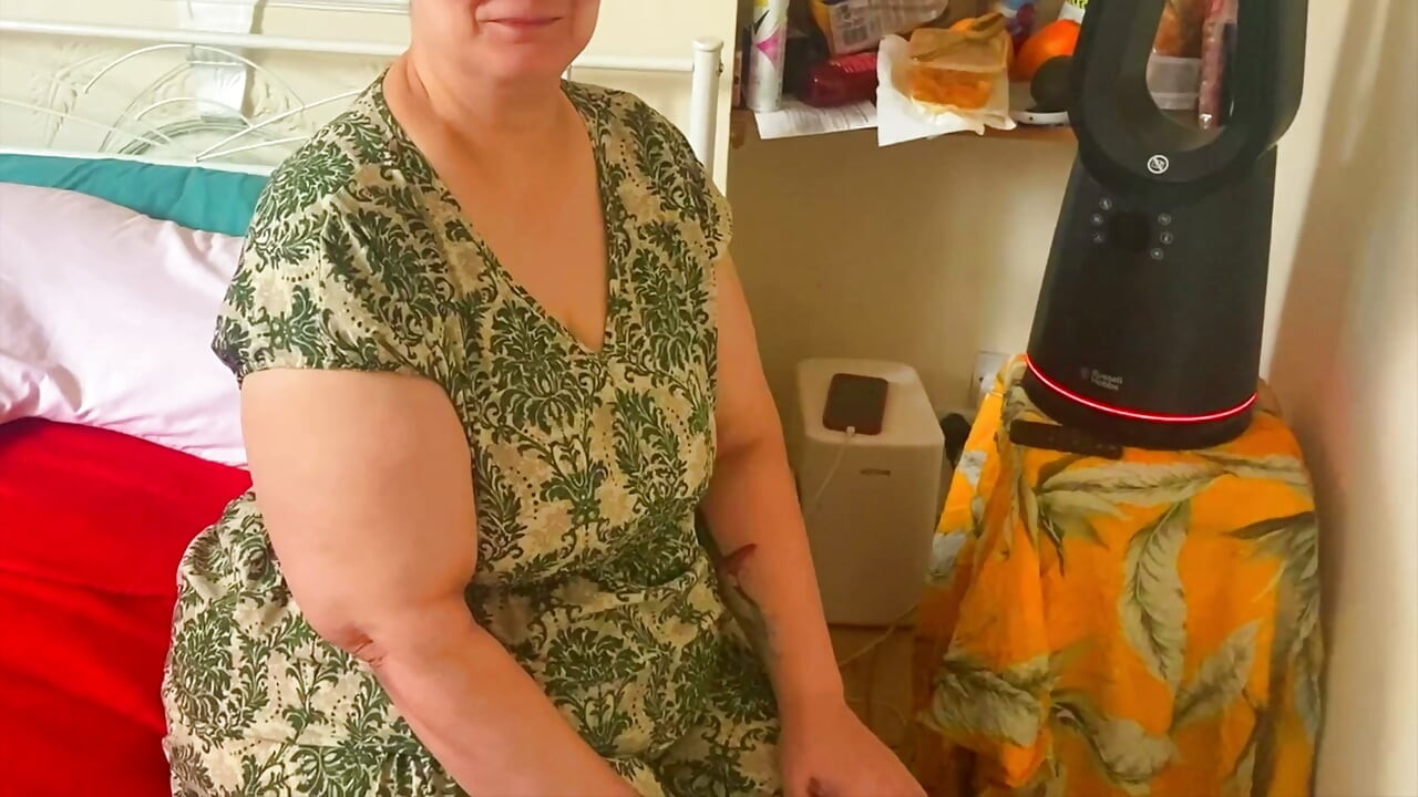 Azgın büyük götlü üvey anne evde büyük zenci yarağı teslim ediyor