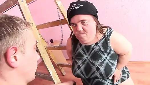 Büyük göğüsler, büyük götlü orta yaşlı seksi kadın sikişiyor