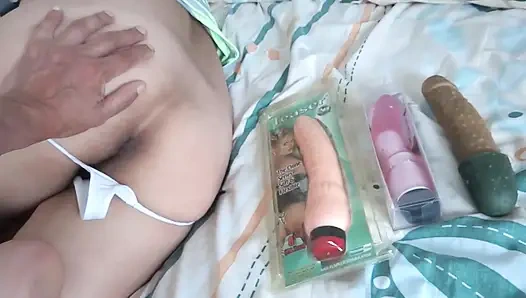 Plajda, güzel üvey annemin rahatlamasını izlerken çok mastürbasyon yapıyorum.