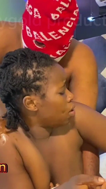 "Karım bilinmeyen adamla büyük uzun siyah yarakla sikişiyor" dan unutulmaz bir an