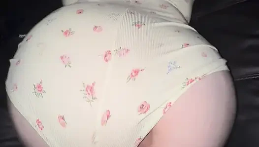 Tombul tombul karıma nasıl üzgün olduğumu gösteriyorum