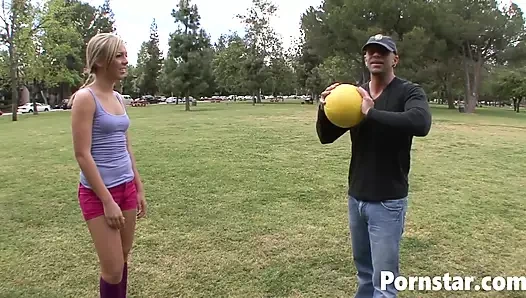 Seksi hatun Ally Kay sıkı amından sert sikiliyor