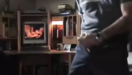 Str8 daddy watching porn & jerk hart