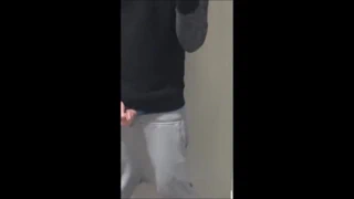 Sevimli çocuk masturbasyon yapmak içinde okul banyo ve boşalmak içinde sınıf