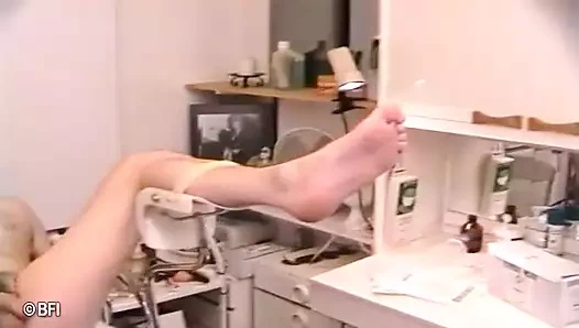 Hemşirenin ofisinde yumruk sokma ve boşalma