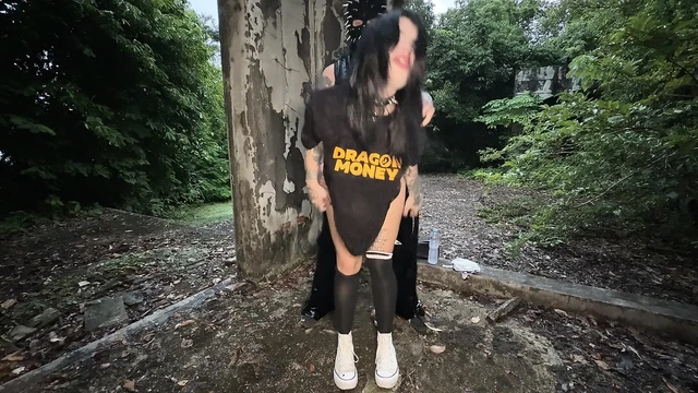 Altgirl ile bir randevu terk edilmiş bir yerde sert seks ve derin bir sakso ile sona erdi