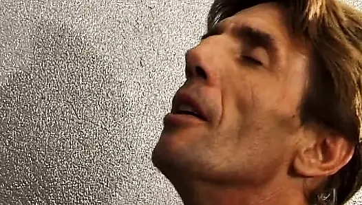 Koyu saçlı Fransız bayanın aynı anda üç yarağa ihtiyacı var