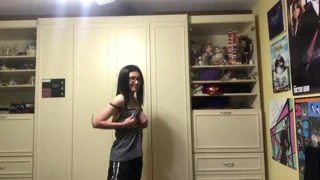 Fille en manque caresse ses seins en cam