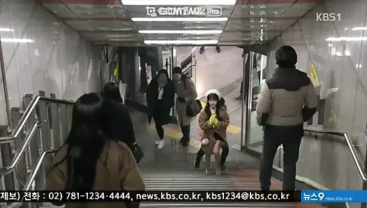 Koreli aktris yoon-ji-yoo etek tekrarı içinde