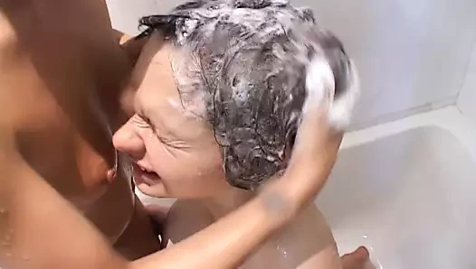 Brunette Lesben in der Dusche