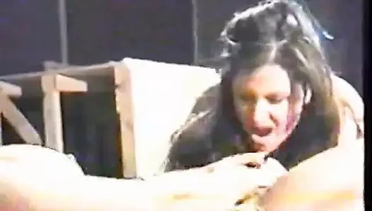 Ateşli amcık yalayan sürtük sıkı amını kız arkadaşı tarafından dildoyla doldurmanın tadını çıkarıyor