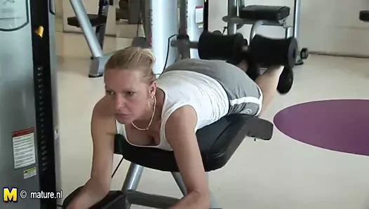 Bu olgun bayanlar çıplak egzersiz yapmayı sever