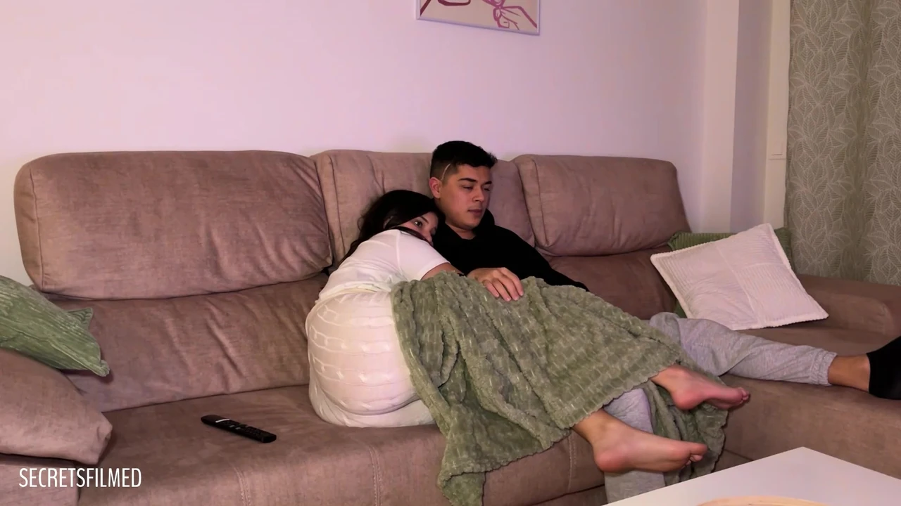 मेरी गर्लफ्रेंड और मैं फिल्में देखने में बकवास हैं (हम हमेशा चुदाई कर बैठते हैं)