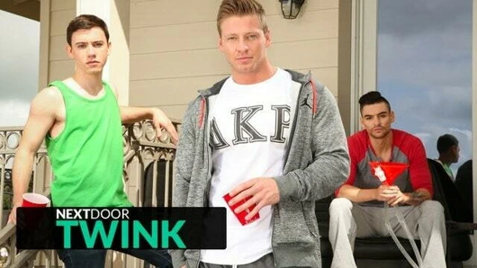 Frat damızlık üçlü gay çifte katıldı - nextdoortwink