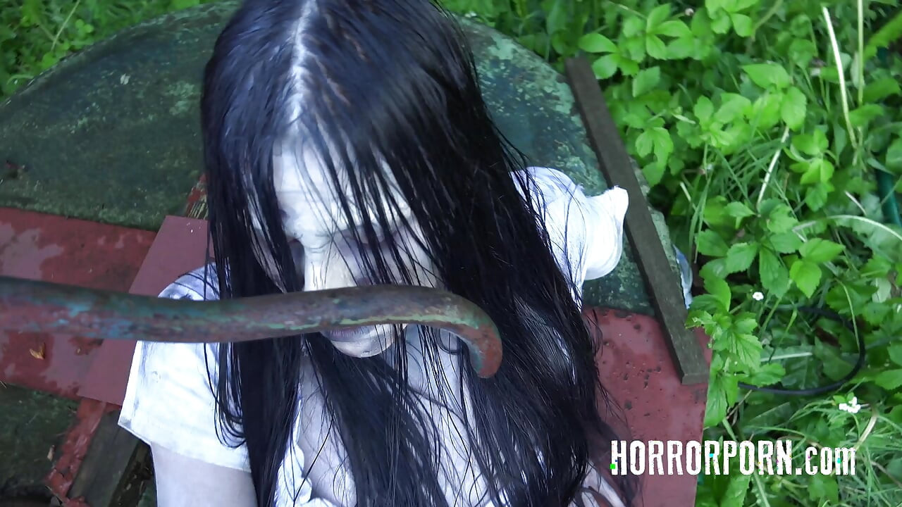 The girl from the well (Horror Porn)