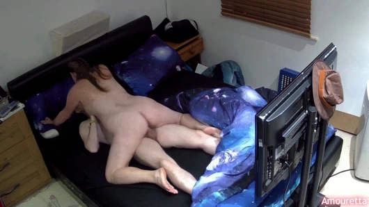 Beni sıcak meyve suyuyla doldurana kadar üstüne sert biniyor