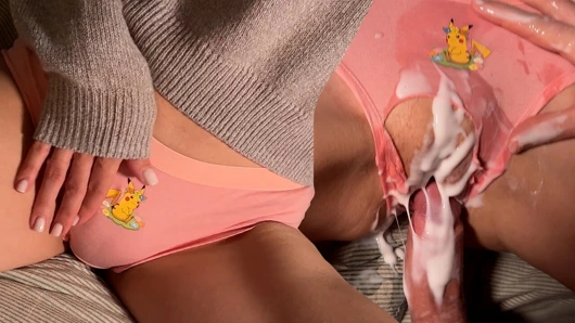 Ops üvey kardeşin sikin içine düştü... Sapık amcığı ovuyor ve kremsi sikiş