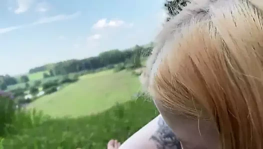 Ragazzina italiana timida scopata in mezzo alla natura