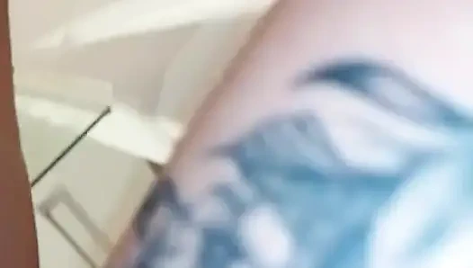Erwischt, emma masturbingi, dann gibt er erstaunlichen blowjob und muschi-fick in nahaufnahme