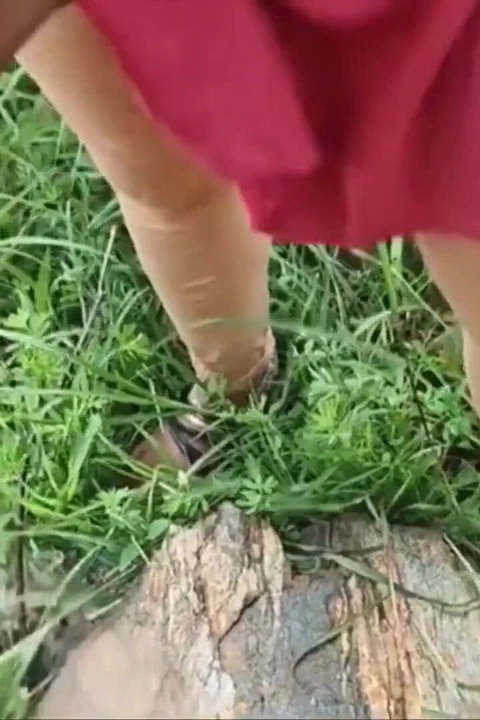 Hizmetli karım açık havada sert sikişiyor çiftliklerim binmenin tadını çıkarıyor