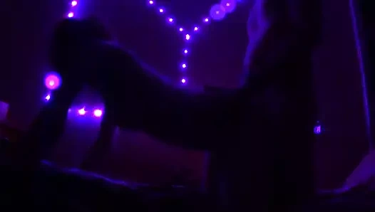 Bir genç adam seçilmiş yukarı bir sıcak milf içinde bir kulüp ve boşalmak içinde kedi