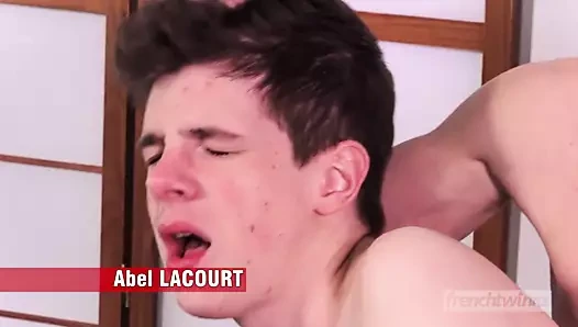 İki genç karateka kimonolarının altında çıplak