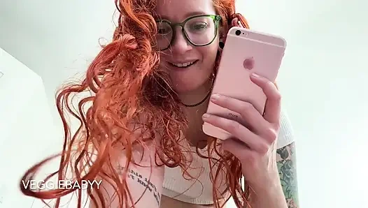 Tamamen güçsüzlüğüne gülüyor ve boşalıyor