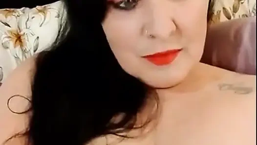 Büyük yakın çekim üstsüz küçük konuşmayı esniyor