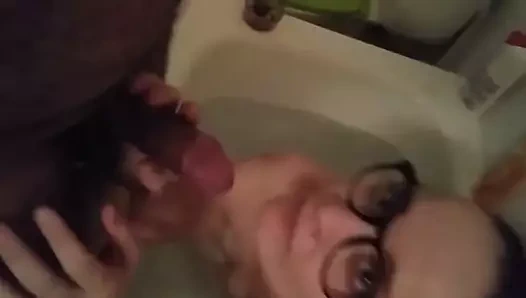 chienne a lunette suce un petite bite dans son bain