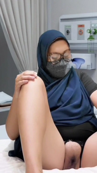 Tesettürlü hemşire kadınlar hastanede yalnızken tek başına amına dokunuyor | Klip 2