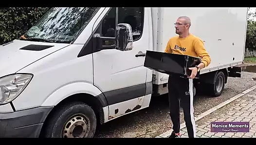 Maya çok özel bir kurye bekliyor. Monicamoments indirim almak için luca10 kodunu kullanıyor