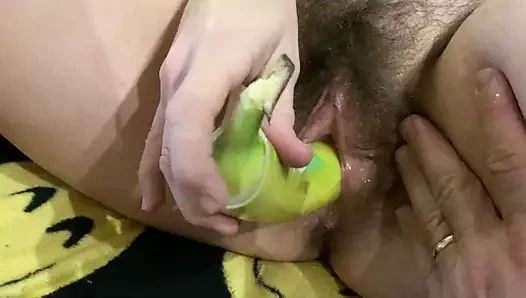 Utangaç İsveçli kız arkadaş sikikleri bir banana