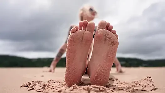 Halka açık plajda ayaklarıma tap ve boşalma iznimi al