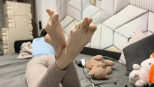 Ayaklarım seni görmezden gelirken kendine dokun