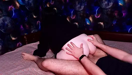 Utangaç ama sürtük kız ilk kez şişman bir horoz sikikleri